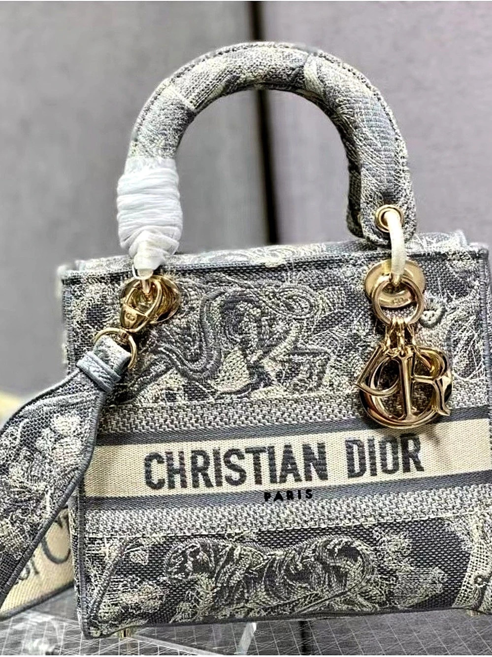 🥃DIOR Lady D-Lite Bag
Embroidered